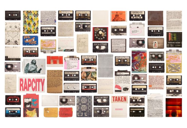  Kassetten, handschriftliche Zettel und Bildchen nebeneinander gelegt 